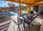 Übderdachte Terrasse direkt am Pool