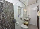 Badezimmer mit Fenster