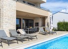 Liegefläche am Pool