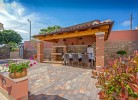Übderdachte Terrasse und Grillplatz