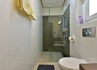 Badezimmer mit Fenster