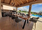 Überdachte Terrasse und Sommerküche direkt am Pool